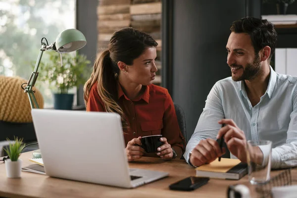 Collega Functie Zakenvrouw Zakenman Bespreken Het Werk Functie Twee Vrienden — Stockfoto