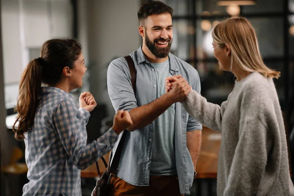 Modern açık uzay ofisinde sıradan iş adamlarından oluşan bir grup. İş kadınları ve işadamları yeni proje hakkında konuşuyor.