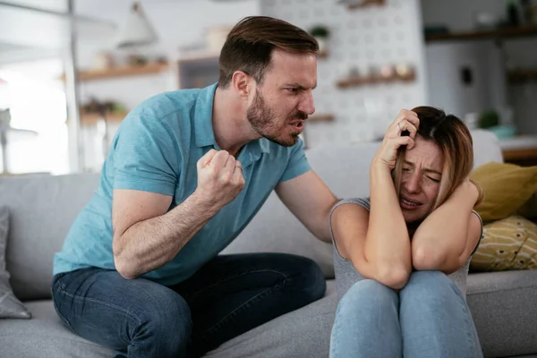 Aile içi şiddet, erkek kadına zarar verme