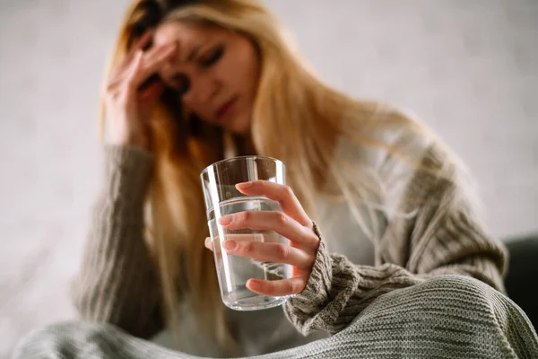 Sjuk Dag Hemma Vacker Ung Kvinna Fångade Förkylning Eller Influensa — Stockfoto