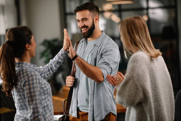 Modern açık uzay ofisinde sıradan iş adamlarından oluşan bir grup. İş kadınları ve işadamları yeni proje hakkında konuşuyor.