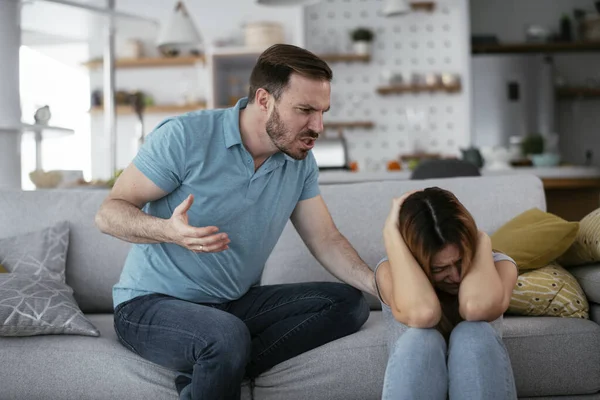 Kekerasan Dalam Keluarga Suami Memukul Dan Berteriak Pada Istrinya — Stok Foto
