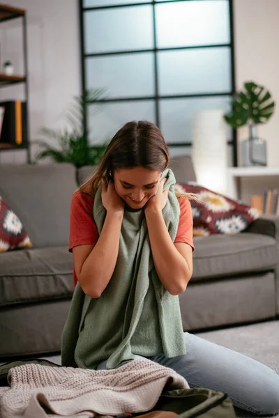 Bella Donna Che Confeziona Vestiti Borsa Viaggio Ragazza Che Prepara — Foto Stock