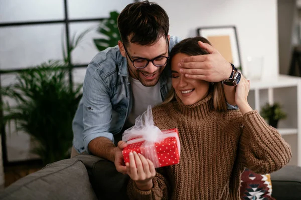 Uomo Sorprendente Sua Ragazza Con Regalo — Foto Stock