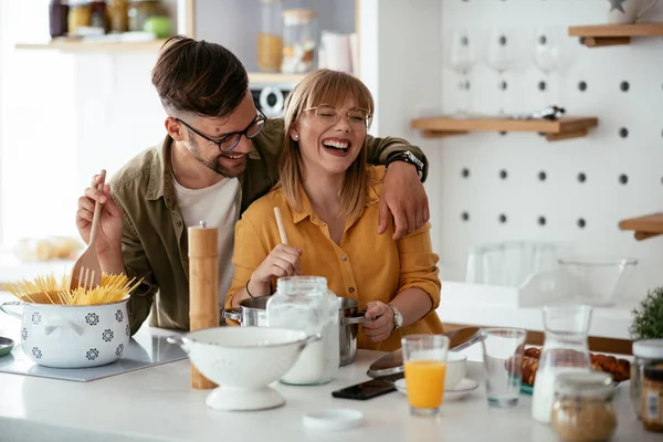 Marito Moglie Cucina Giovane Coppia Preparare Cibo Delizioso Casa — Foto Stock