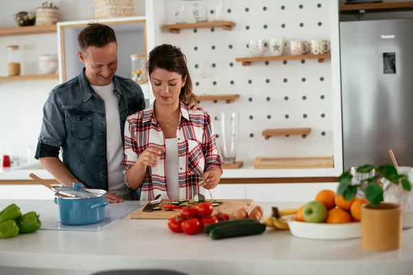 Pareja Joven Haciendo Sándwiches Casa Pareja Cariñosa Disfrutando Cocina —  Fotos de Stock