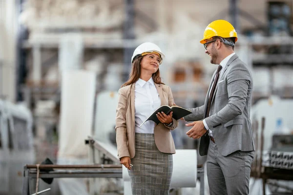 Mujer Hombre Arquitectos Cascos Discutiendo Planes — Foto de Stock