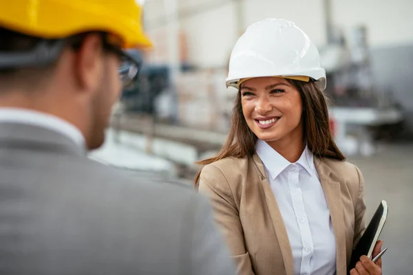 Homem Mulher Arquitetos Reunião Fábrica — Fotografia de Stock