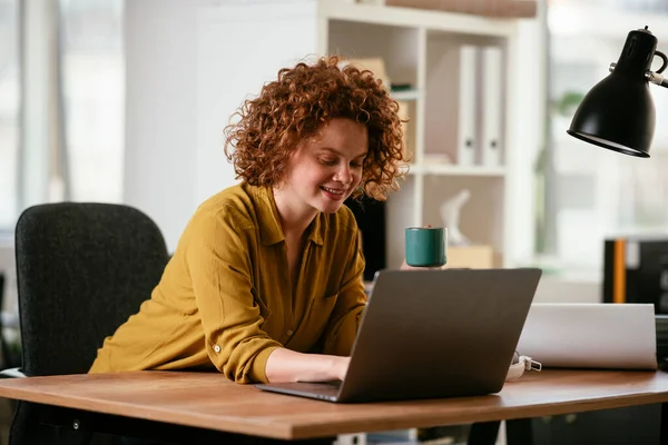 Mooie Zakenvrouw Die Werkt Aan Het Project Laptop Jonge Vrouw — Stockfoto