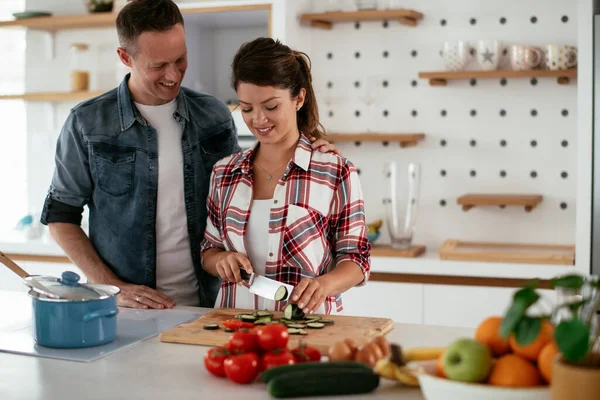 Genç çift evde sandviç yapıyor. Sevgi dolu çift mutfakta eğleniyor..