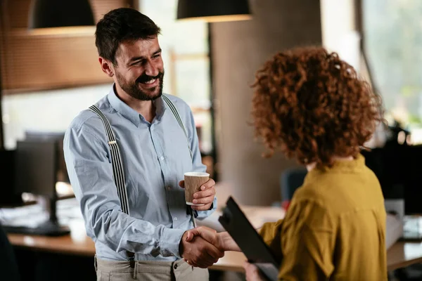 Ofiste çalışan dost canlısı meslektaşlar