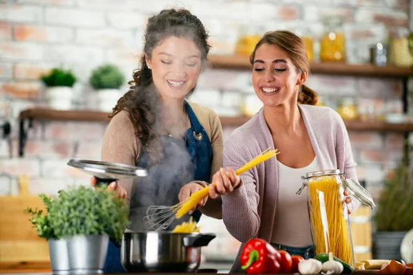Namoradas Preparando Prato Saudável Cozinha Amigos Sexo Feminino Cozinhar Divertir — Fotografia de Stock
