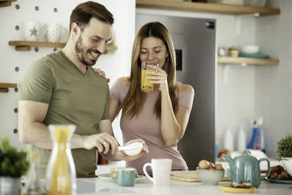 Pareja Joven Haciendo Sándwiches Casa Pareja Cariñosa Disfrutando Cocina —  Fotos de Stock