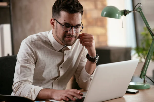 Pengusaha Bekerja Kantor Laptopnya Pengusaha Stylish Bekerja Pada Sebuah Proyek — Stok Foto