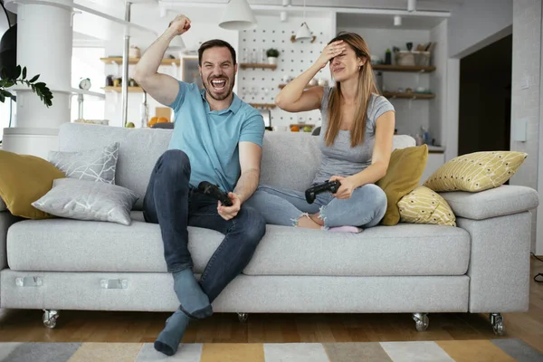 Casal Jogar Jogos Vídeo Casa — Fotografia de Stock