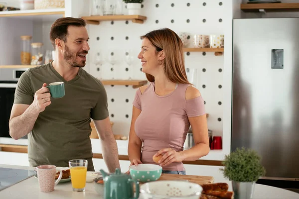 Een Jong Stel Dat Thuis Broodjes Maakt Liefdevol Koppel Genieten — Stockfoto