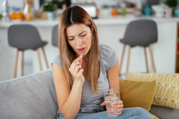 Mujer Con Dolor Cabeza Casa Chica Tomando Píldora Para Resfriado — Foto de Stock