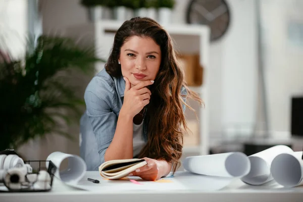 Portret Biznesmenki Pracującej Biurze Kreatywnym Happy Casual Businesswoman Swoim Miejscu — Zdjęcie stockowe