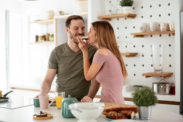 Een Jong Stel Dat Thuis Broodjes Maakt Liefdevol Koppel Genieten — Stockfoto