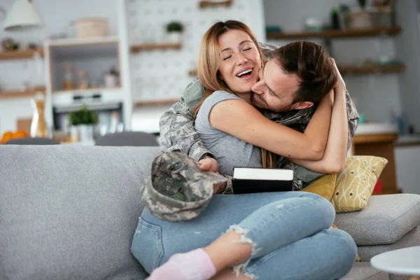 Soldado Feliz Surpreender Sua Esposa Casa Jovem Soldado Abraçando Esposa — Fotografia de Stock