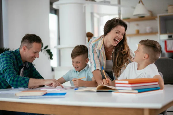 Moeder Vader Helpen Hun Zonen Met Huiswerk — Stockfoto