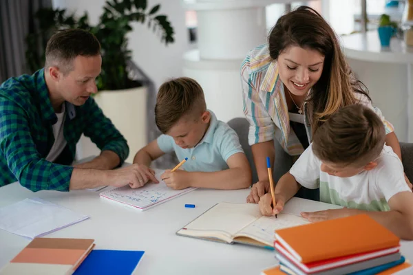 Moeder Vader Helpen Hun Zonen Met Huiswerk — Stockfoto