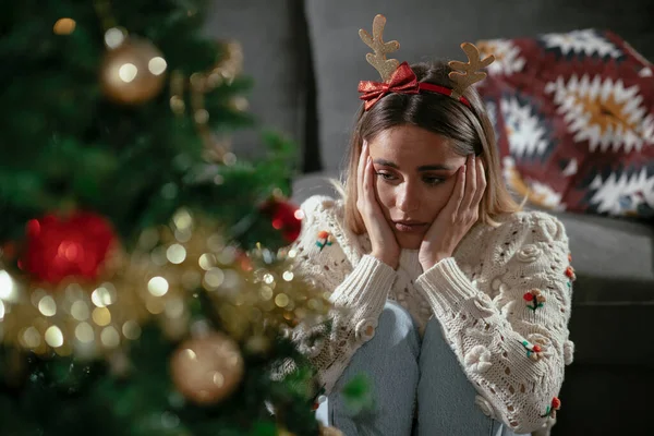 Eine Junge Traurige Frau Sitzt Neben Dem Weihnachtsbaum Depressive Frau — Stockfoto