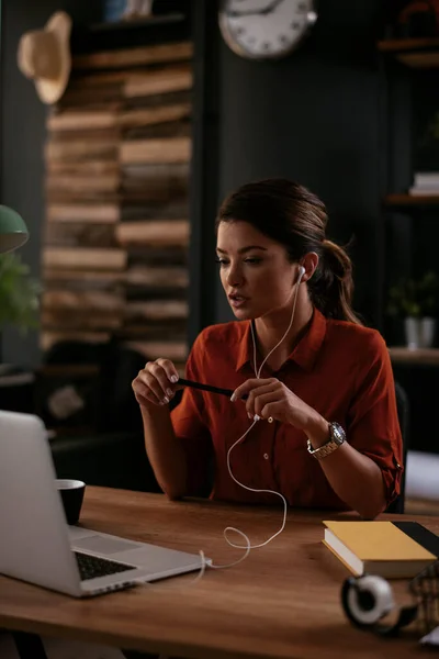 Güzel iş kadınının ofiste dizüstü bilgisayarında bir video görüşmesi var.