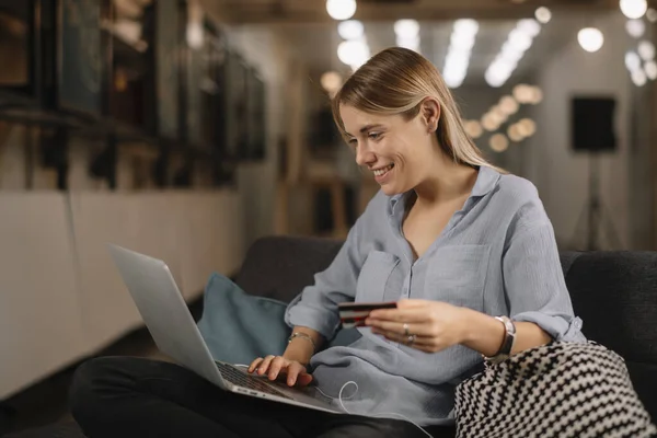 Νεαρή Γυναίκα Κρατάει Πιστωτική Κάρτα Και Χρησιμοποιεί Φορητό Υπολογιστή Έννοια — Φωτογραφία Αρχείου