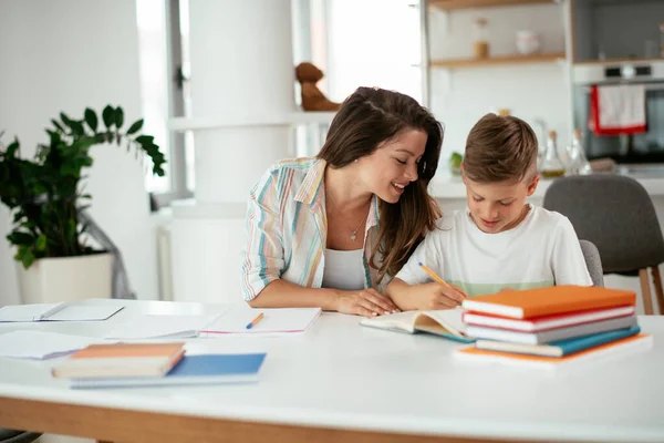 Moeder Doet Huiswerk Met Zoon — Stockfoto