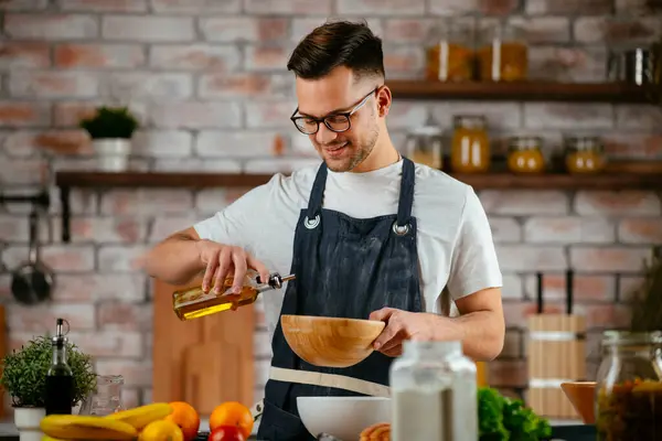 Güzel bir kadın yemek pişiriyor ve mutfakta eğleniyor. Kız mutfakta sağlıklı yemek pişiriyor..