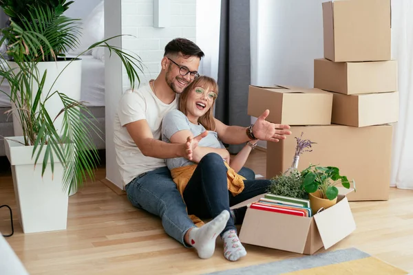 Boyfriend Girlfriend Moving Apartment — Stock Photo, Image