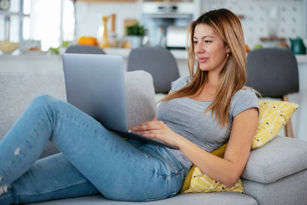 Beautiful Woman Having Video Call Young Happy Woman Enjoying Home — Stock Photo, Image