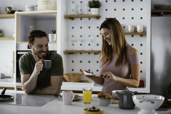 Glückliches Paar Frühstückt Der Küche — Stockfoto