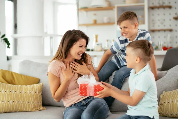 Ragazzi Dando Regalo Alla Loro Madre — Foto Stock