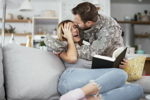 Soldado Feliz Surpreender Sua Esposa Casa Jovem Soldado Abraçando Esposa — Fotografia de Stock