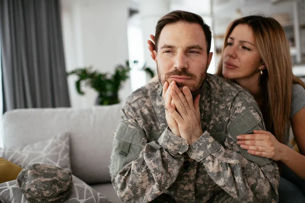 Soldado Deprimido Sentado Sofá Com Mulher Marinho Jovem Com Tept — Fotografia de Stock