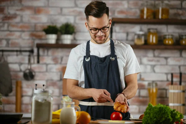 Bell Uomo Che Prepara Pasta Cucina Guy Cucinare Pasto Gustoso — Foto Stock