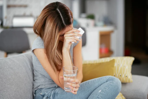 Mujer Con Dolor Cabeza Casa Chica Tomando Píldora Para Resfriado — Foto de Stock