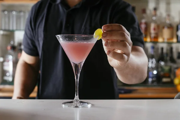 Ahli Bartender Membuat Koktail Klub Malam Bartender Mempersiapkan Koktail Merah — Stok Foto