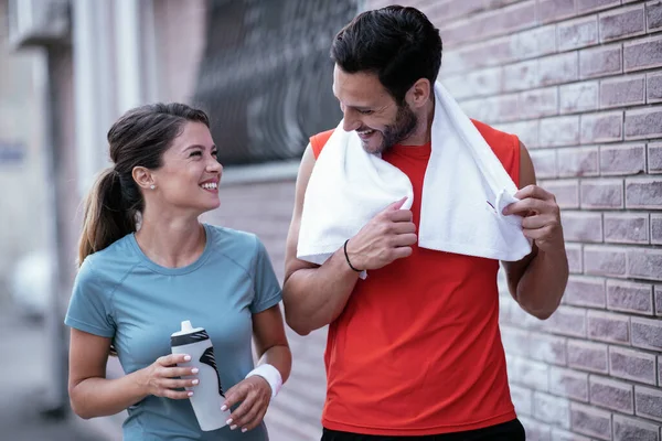 Atletik çift şehirde koştuktan sonra dinleniyor. Mutlu çift sabahları eğleniyor...