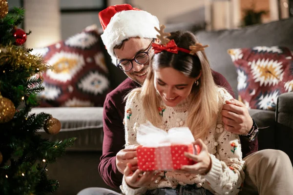 Evde Noel hediyesiyle kız arkadaşına sürpriz yapan genç adam..