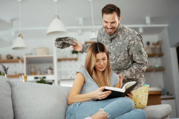 Ευτυχισμένος Στρατιώτης Κάνει Έκπληξη Στη Γυναίκα Του Στο Σπίτι Νεαρή — Φωτογραφία Αρχείου