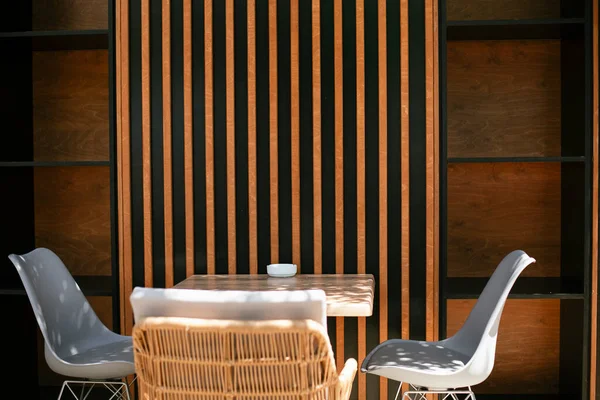 Ahşap elementlerle modern restoran iç görünümü