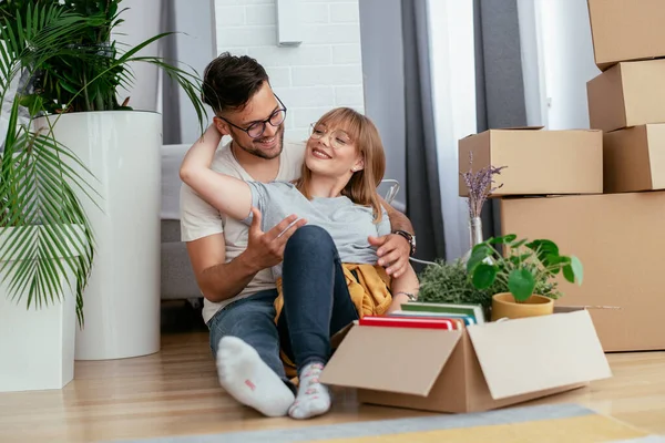 Young Couple Moving New Flat — Stock Photo, Image