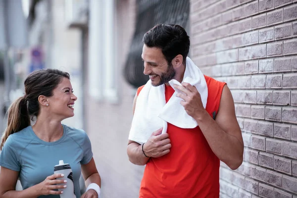 Atletik çift şehirde koştuktan sonra dinleniyor. Mutlu çift sabahları eğleniyor...