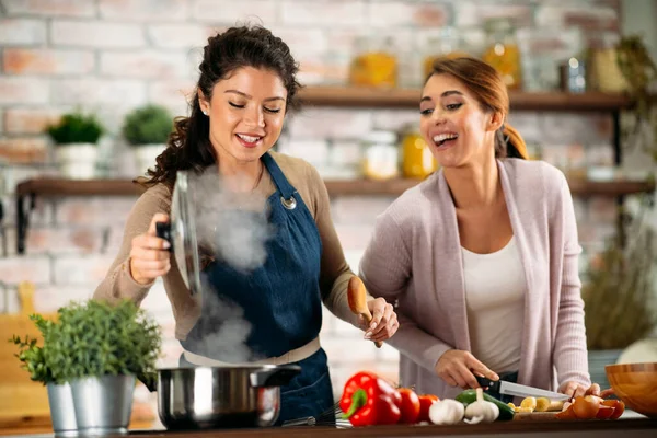 Mutfakta yemek pişiren güzel kızlar. En iyi arkadaşlar mutfakta sağlıklı yemek hazırlıyor..