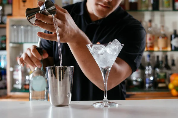 Ahli Bartender Membuat Koktail Klub Malam — Stok Foto