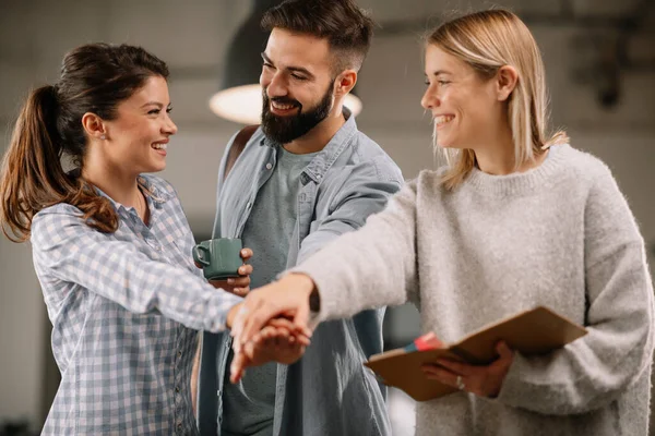 Modern açık uzay ofisinde sıradan iş adamlarından oluşan bir grup. İş kadınları ve işadamları yeni proje hakkında konuşuyor.