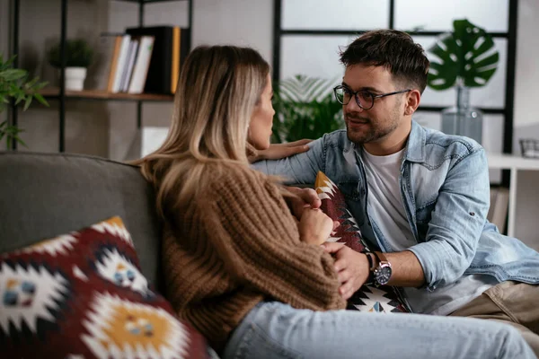 Evde oturan ve konuşan genç bir çift. Sevgili çift randevuda..